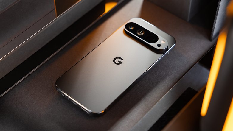 Pixel 9 Pro XL von hinten auf einem Tisch liegend Pixel 9 Pro XL von hinten auf einem Tisch liegend