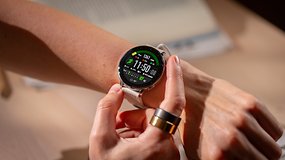 Une personne vérifie la OnePlus Watch 3 à son poignet, affichant l'heure et des statistiques de fitness.